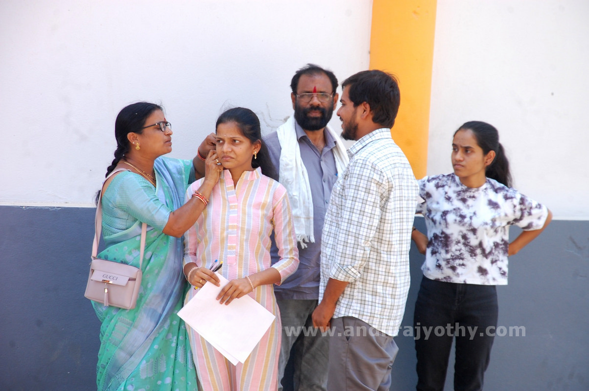‘నీట్‌’ కష్టాలు 