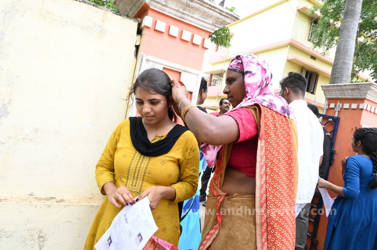 ‘నీట్‌’ కష్టాలు 
