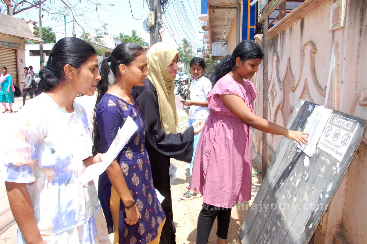 ‘నీట్‌’ కష్టాలు 
