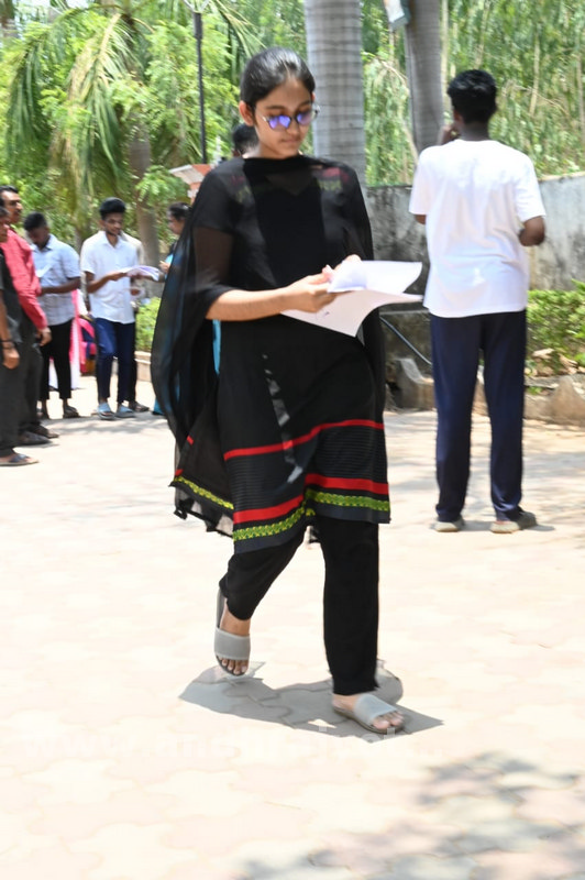 ‘నీట్‌’ కష్టాలు 
