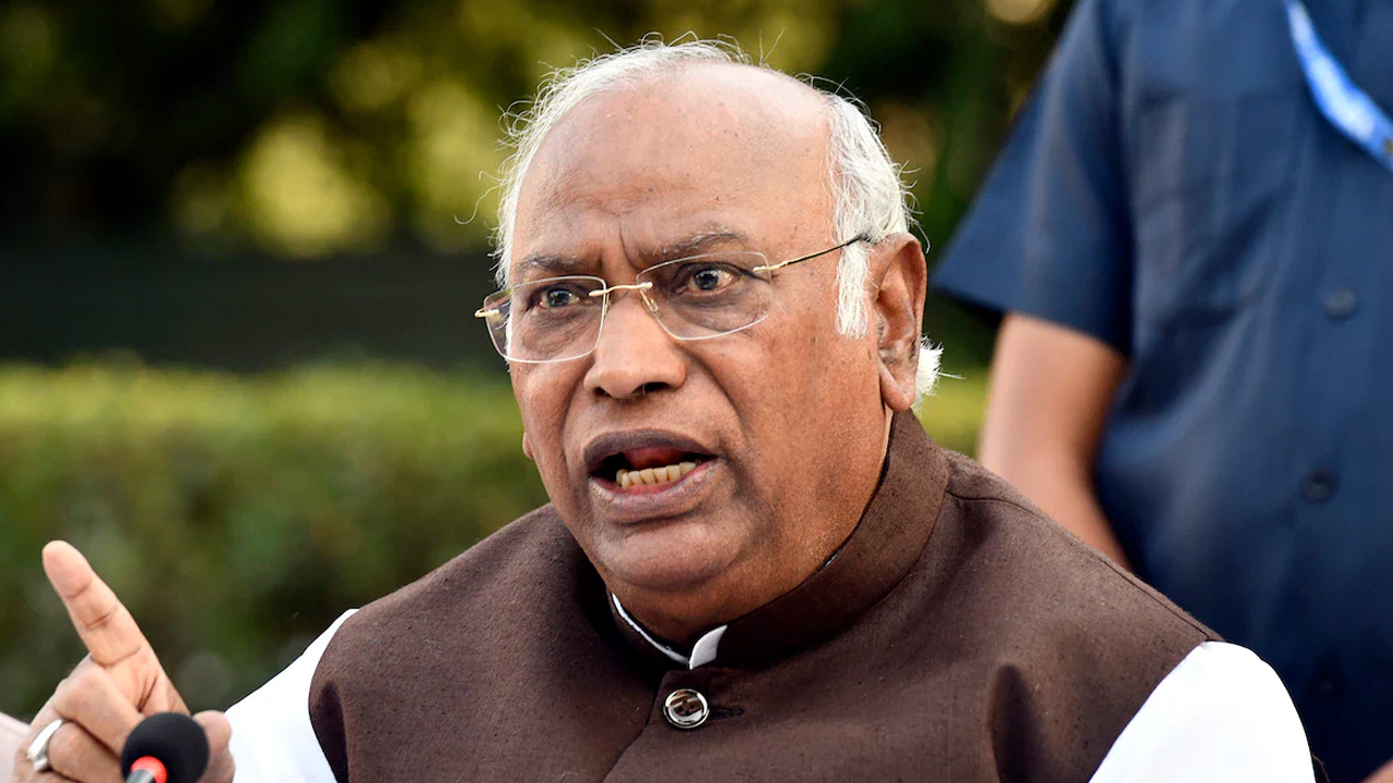 Mallikarjun Kharge: మోదీ.. ప్రధాని పీఠం కదులుతోంది: ఖర్గే