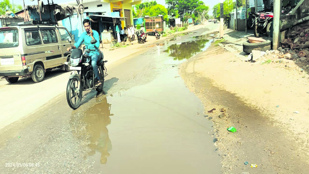 WATER : రోడ్డుపై మురుగునీటి ప్రవాహం