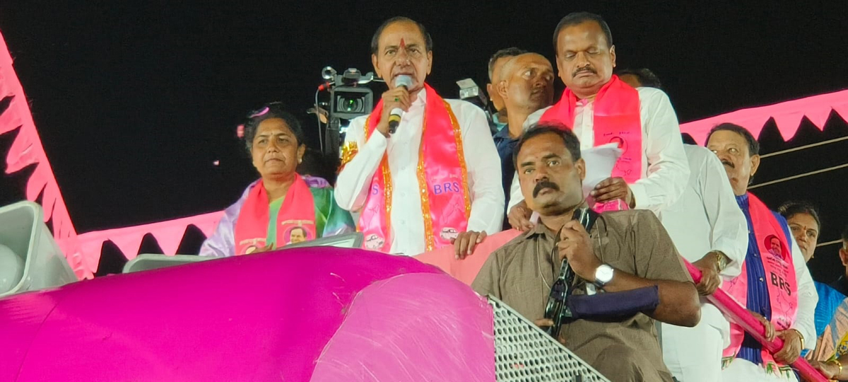 KCR : చిన్నపాటి వానకే పది గంటలు కరెంట్‌ పోతదా?