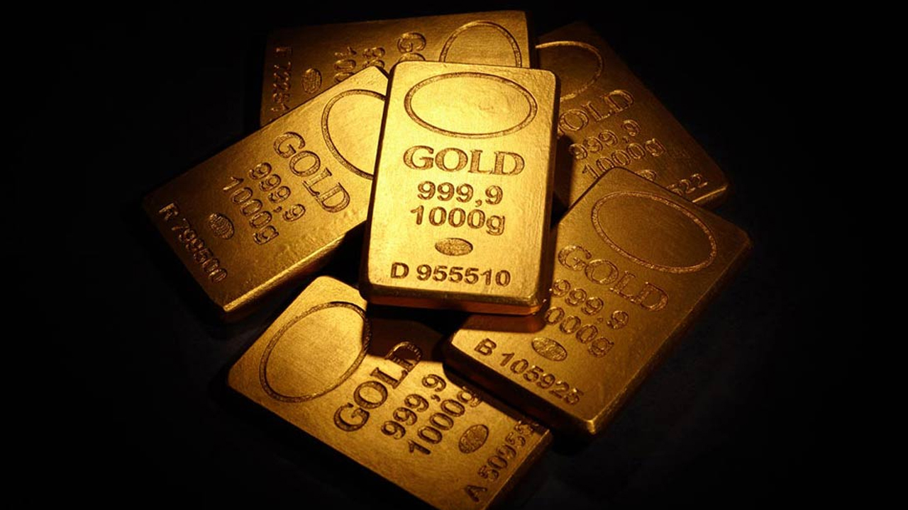 Gold Smuggling: దుస్తుల్లో సీక్రెట్‌గా 25 కేజీల బంగారం.. అడ్డంగా బుక్కైన దౌత్యవేత్త..