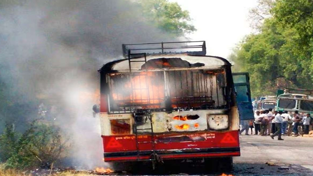 Madhya Pradesh: ఈవీఎంలను తీసుకెళ్తున్న బస్సులో మంటలు