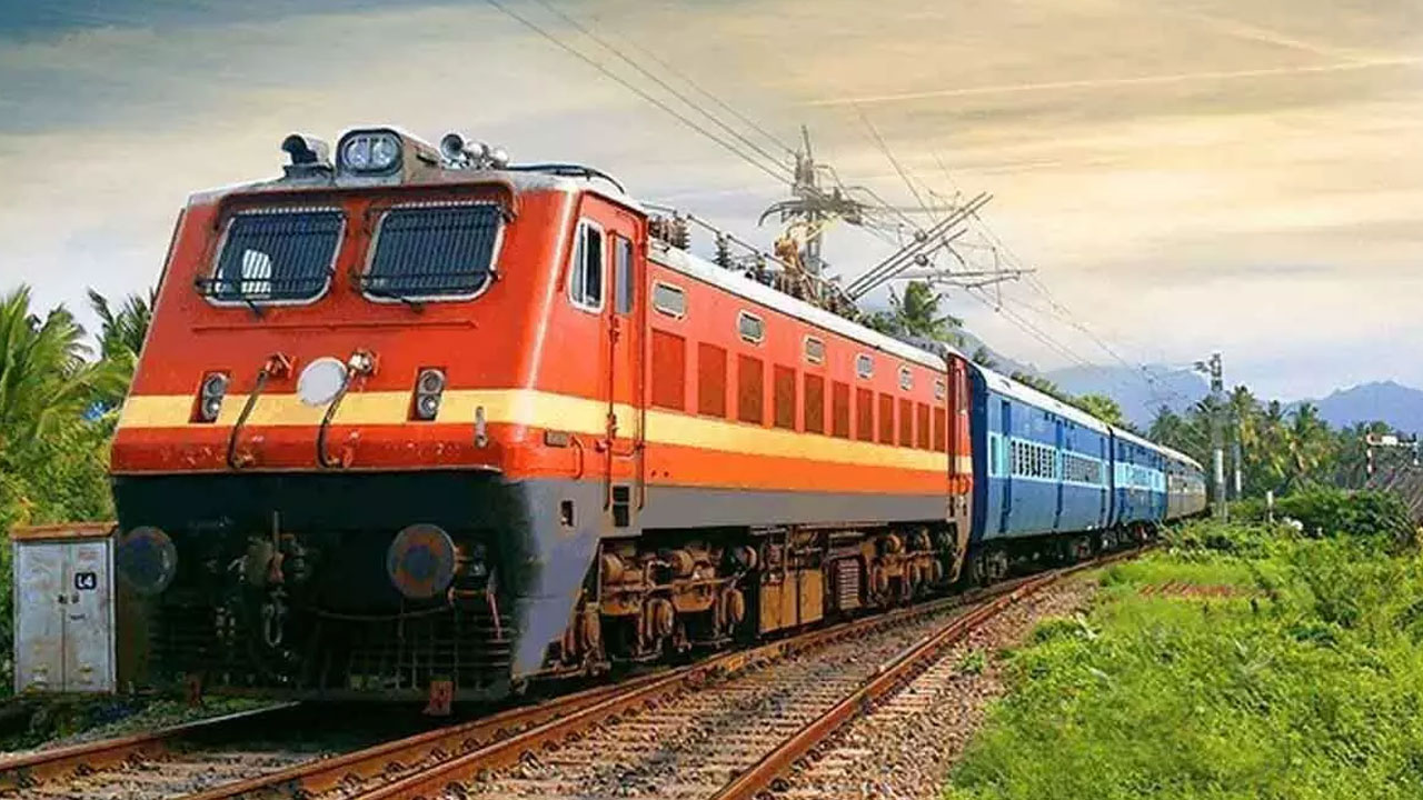 South Central Railway: ఓటు వేసేందుకు ఆంధ్రా వెళ్తున్నారా.. గుడ్ న్యూస్