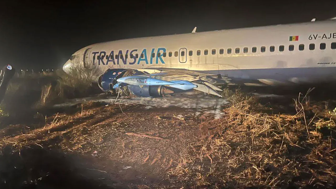 Boeing 737 plane: రన్ వేపై జారిన విమానం.. 10 మందికి గాయాలు