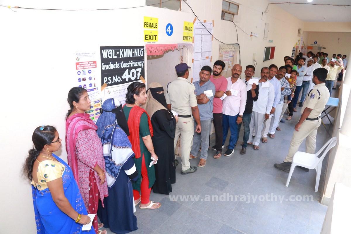 గ్రాడ్యుయేట్ల బారులు