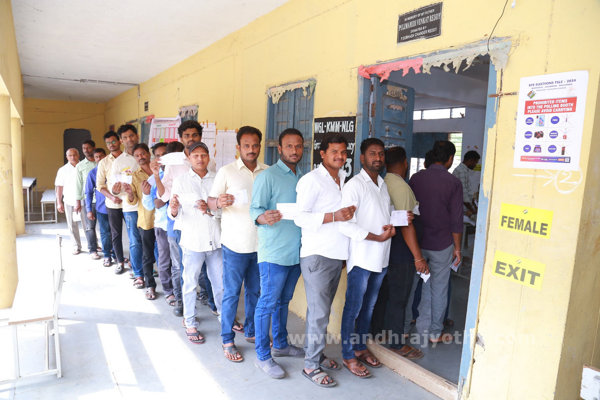 గ్రాడ్యుయేట్ల బారులు