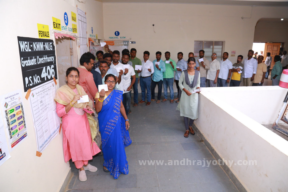 గ్రాడ్యుయేట్ల బారులు
