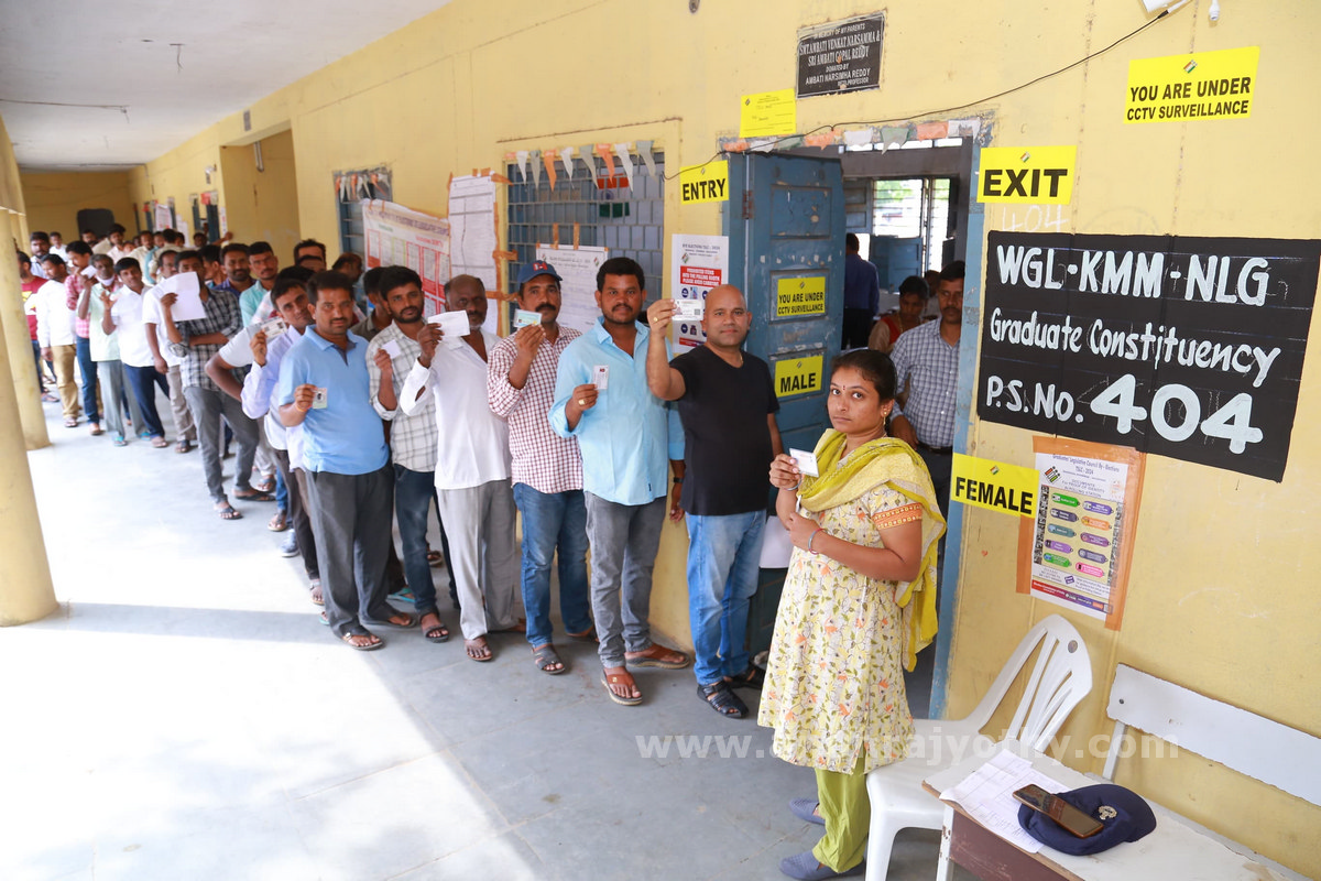గ్రాడ్యుయేట్ల బారులు