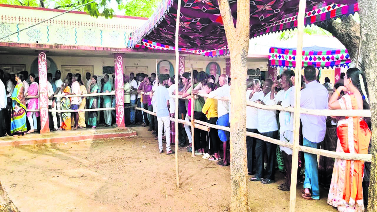 VOTE : క్యూలో బారులు తీరిన ఓటర్లు