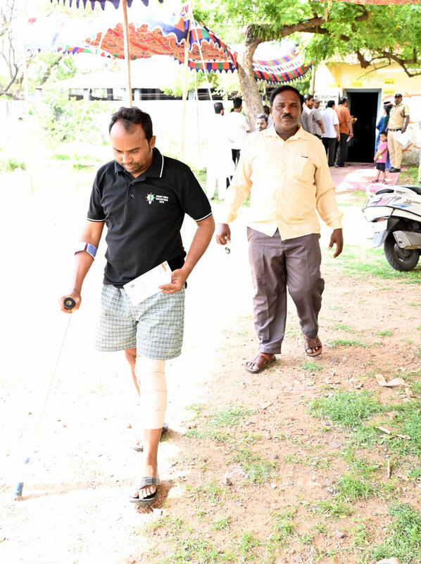 గ్రాడ్యుయేట్ల బారులు