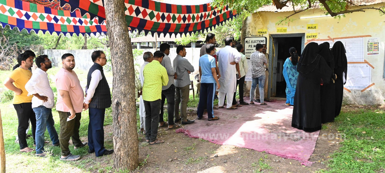 గ్రాడ్యుయేట్ల బారులు