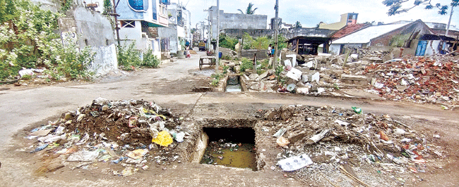 చెత్తను తీశారు.. వదిలేశారు 