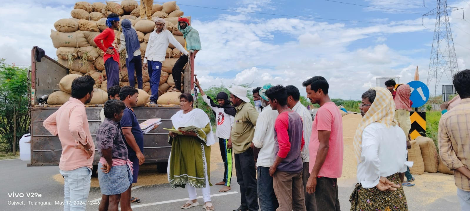 తడిసిన ధాన్యాన్ని కొనుగోలు చేస్తాం