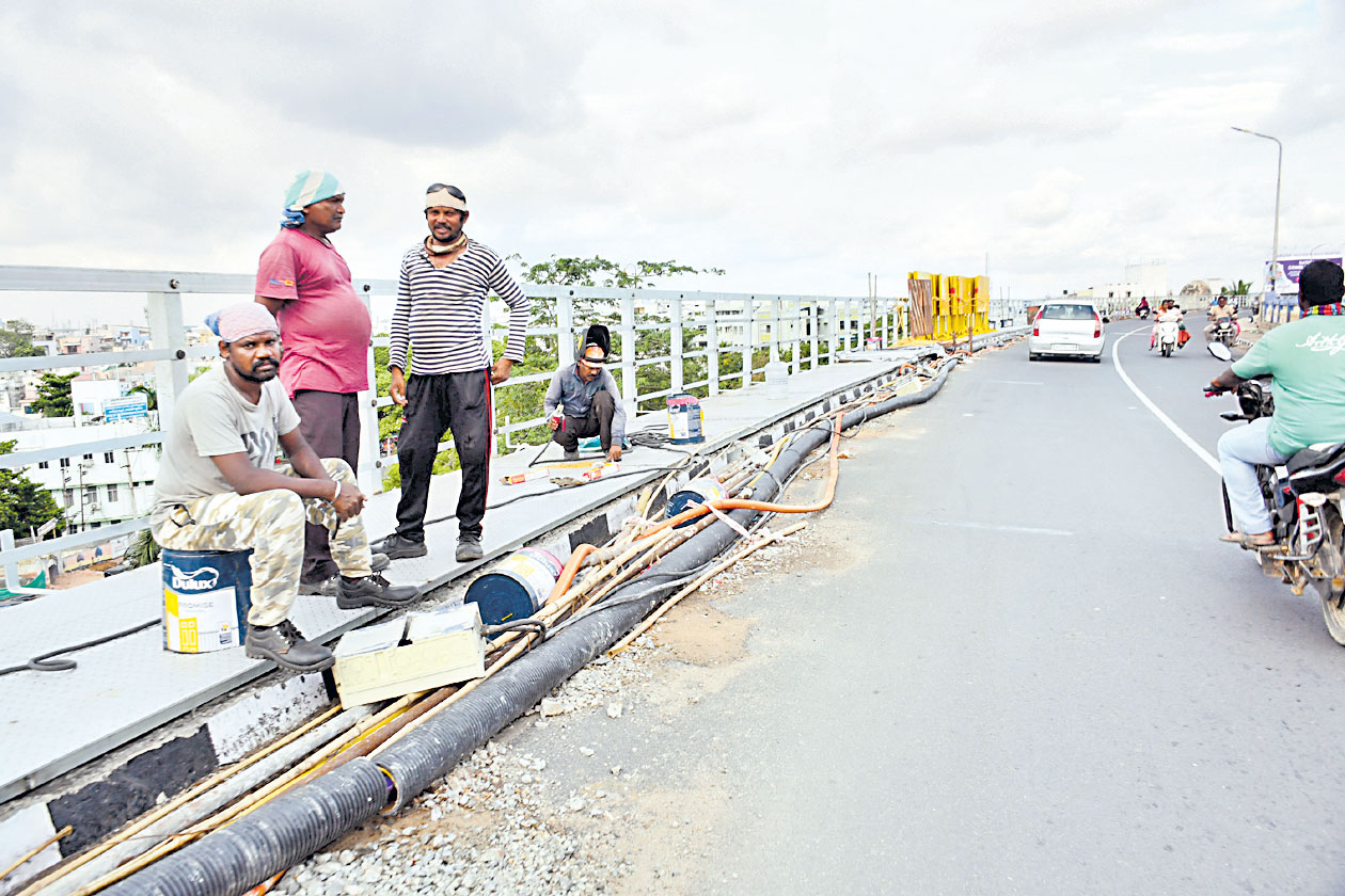 ఆదమరిస్తే గోదాట్లోకే..