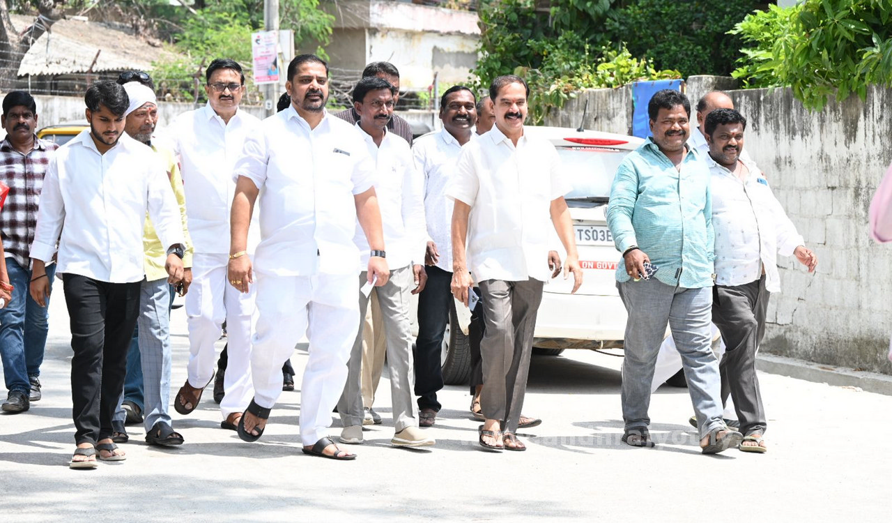 గ్రాడ్యుయేట్ల బారులు