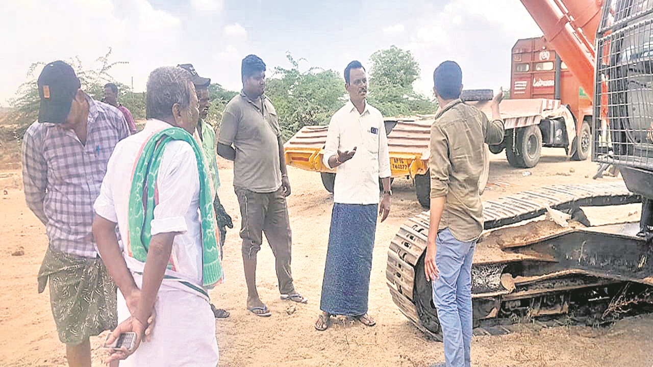 SAND : ఇసుక అక్రమ రవాణా అడ్డగింత