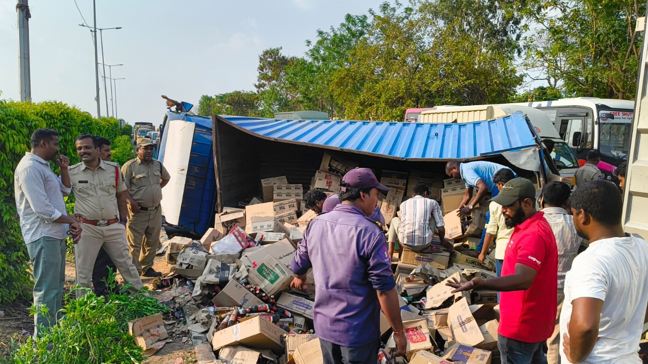 Hydearbad: మద్యం లోడుతో వెళ్తున్న డీసీఎం బోల్తా