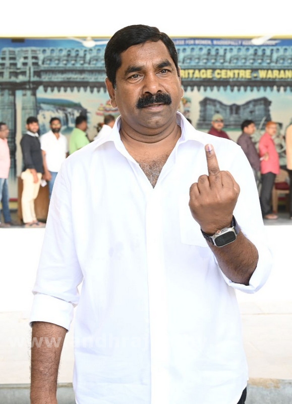 గ్రాడ్యుయేట్ల బారులు