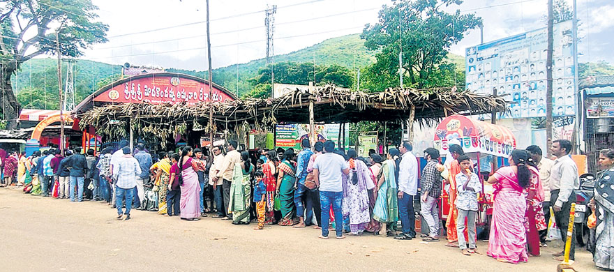 పాడేరులో పండగ సందడి