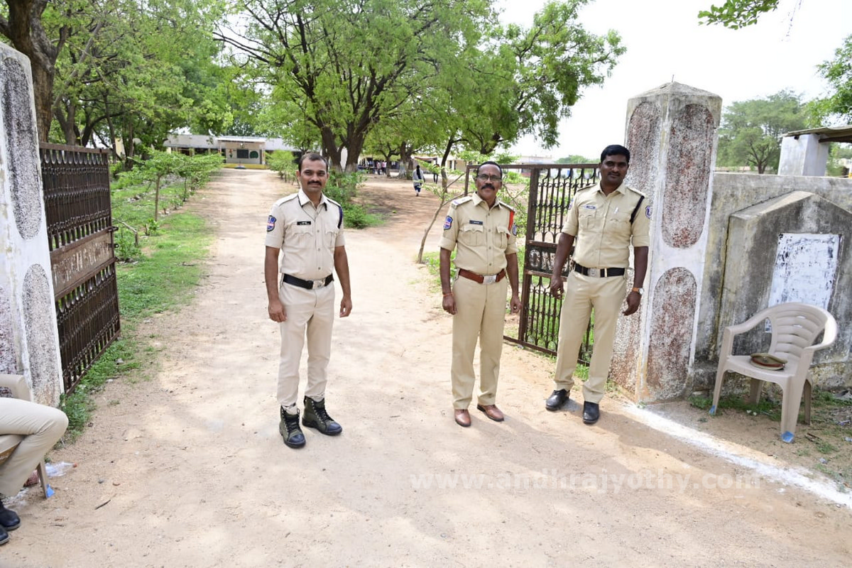 గ్రాడ్యుయేట్ల బారులు