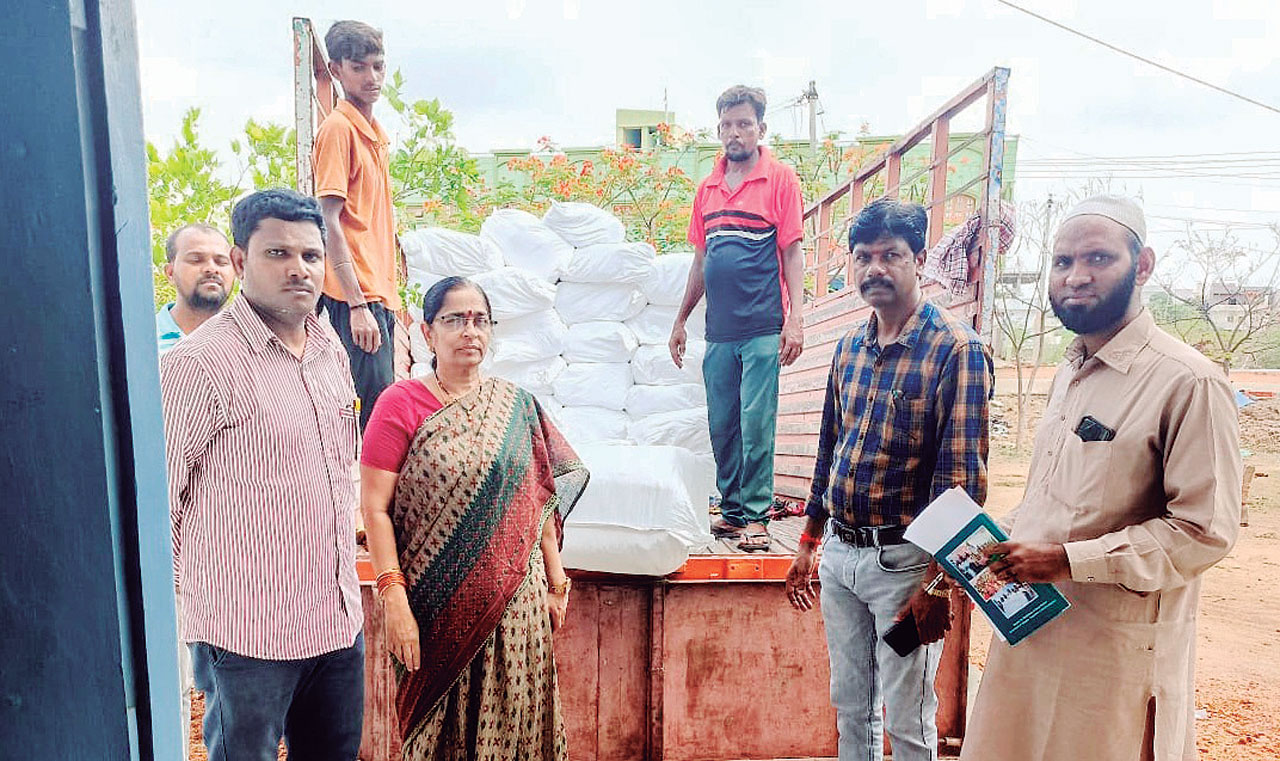 జిల్లాకు చేరిన యూనిఫాం వస్త్రాలు