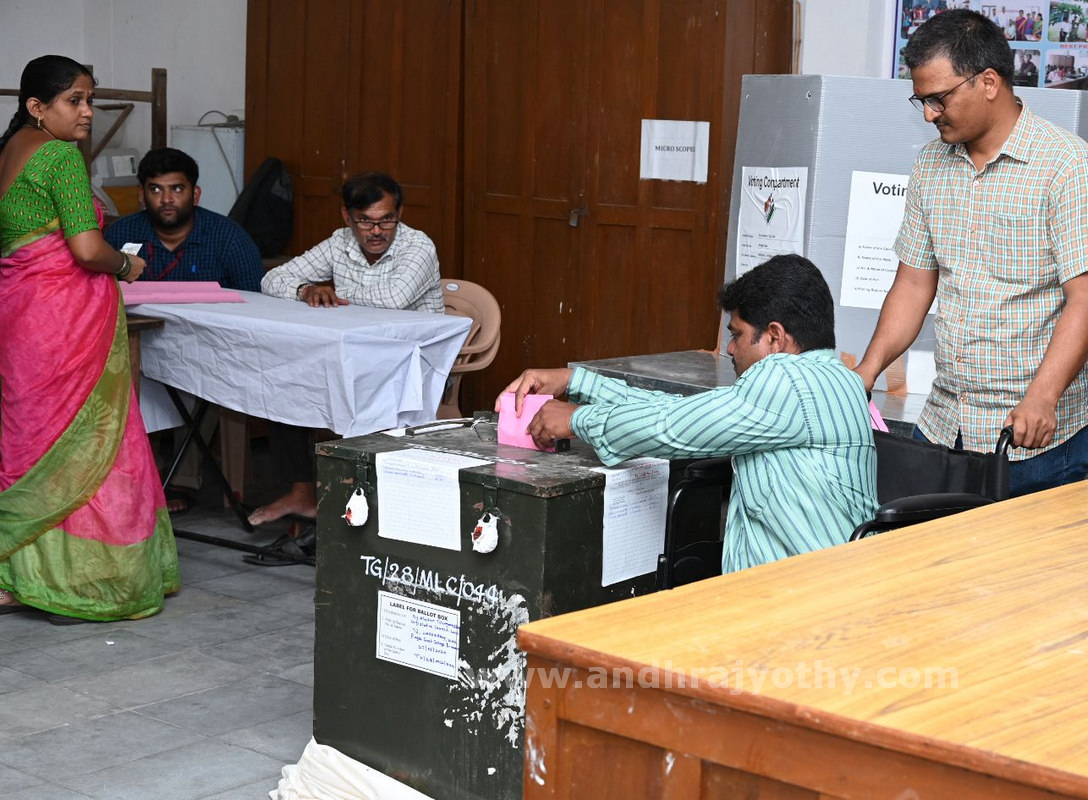 గ్రాడ్యుయేట్ల బారులు