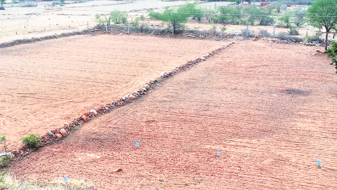 FARMER: ఖాతాలో జమకాని పంటనష్ట పరిహారం..!