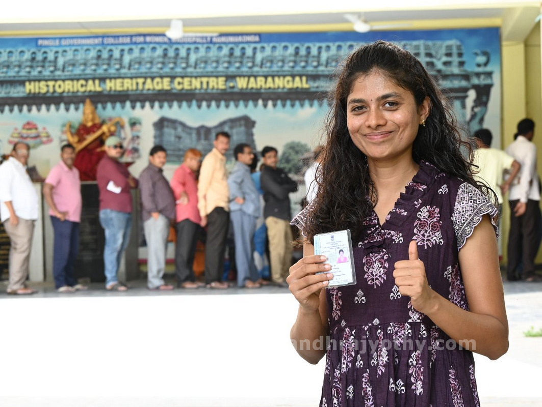 గ్రాడ్యుయేట్ల బారులు