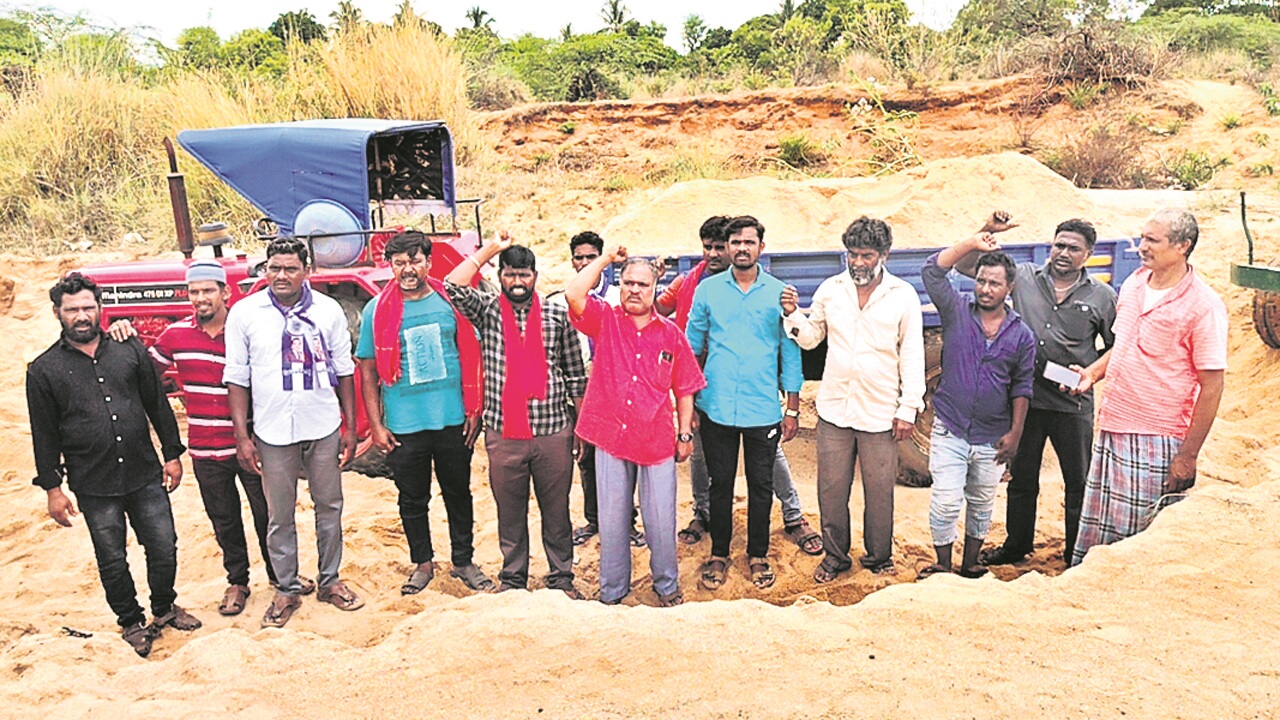 ఇసుక అక్రమ రవాణాను అడ్డుకున్న ప్రజాసంఘాలు