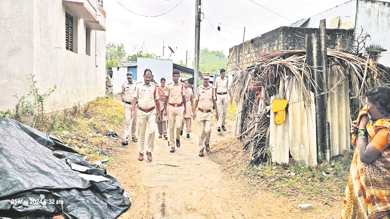 Carden Search: చోళసముద్రంలో పోలీసుల తనిఖీలు