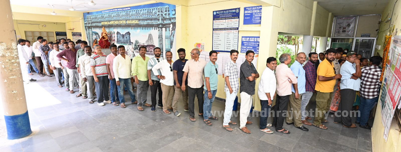 గ్రాడ్యుయేట్ల బారులు