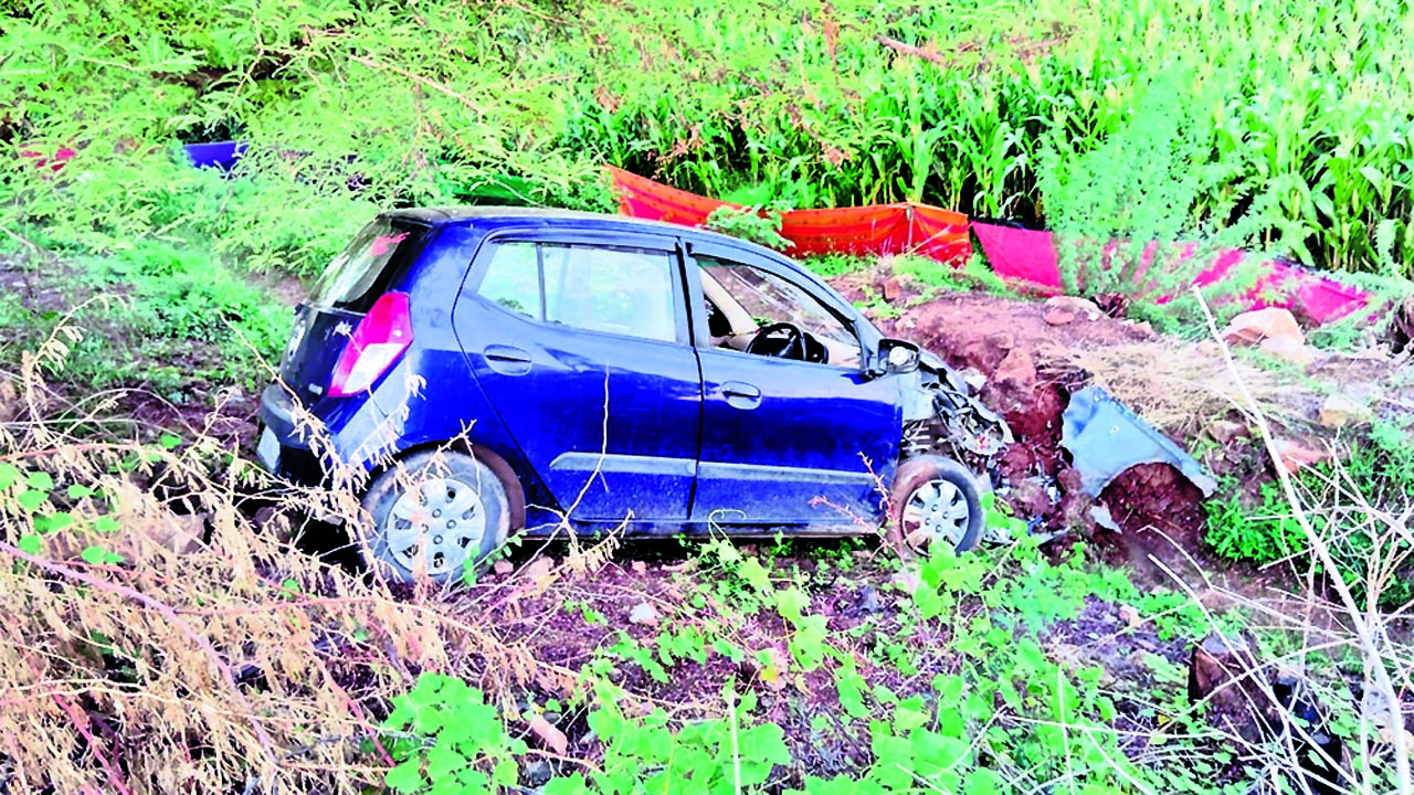 CAR : పొలాల్లోకి దూసుకెళ్లిన కారు