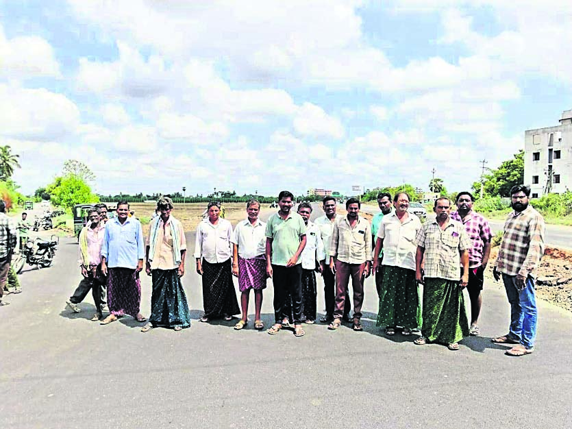  రోడ్డు ఏర్పాటు చేయాలని రాస్తారోకో 