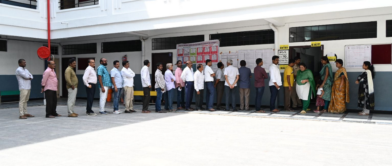 గ్రాడ్యుయేట్ల బారులు
