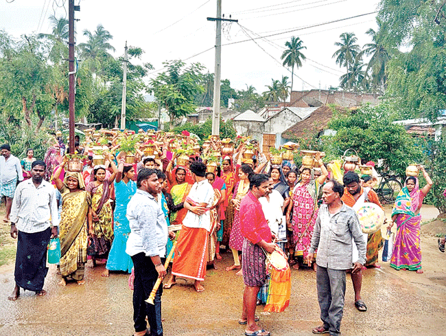 ఎల్‌.ఎన్‌.పేటలో బంగారు సంతోషిమాత మహోత్సవం