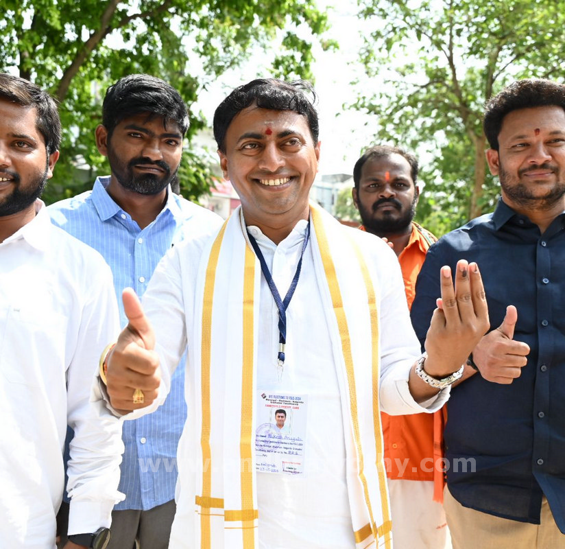 గ్రాడ్యుయేట్ల బారులు