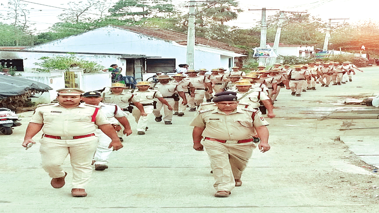 నిఘా నీడలో..