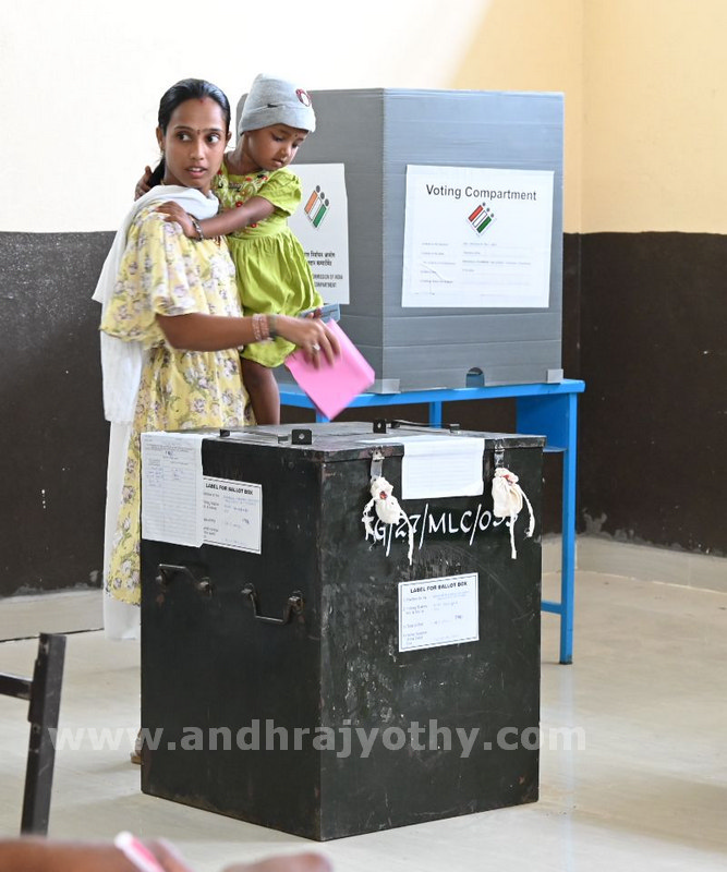 గ్రాడ్యుయేట్ల బారులు