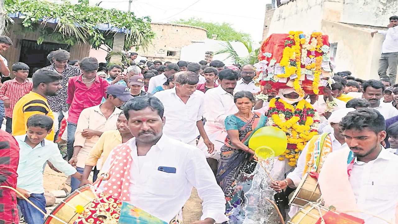 divotional: ఘనంగా చిన్నమ్మ ఆభరణాల ఊరేగింపు