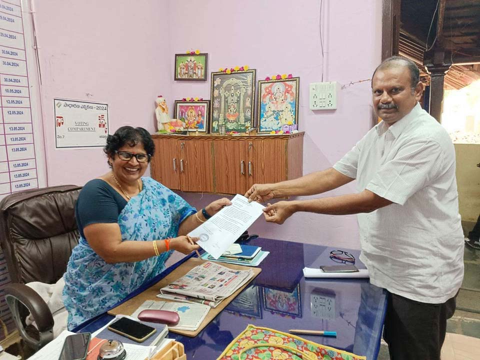 బందరు తహసీల్దార్‌, ఏఆర్వో సతీష్‌ను  కౌంటింగ్‌ విధుల నుంచి తప్పించండి