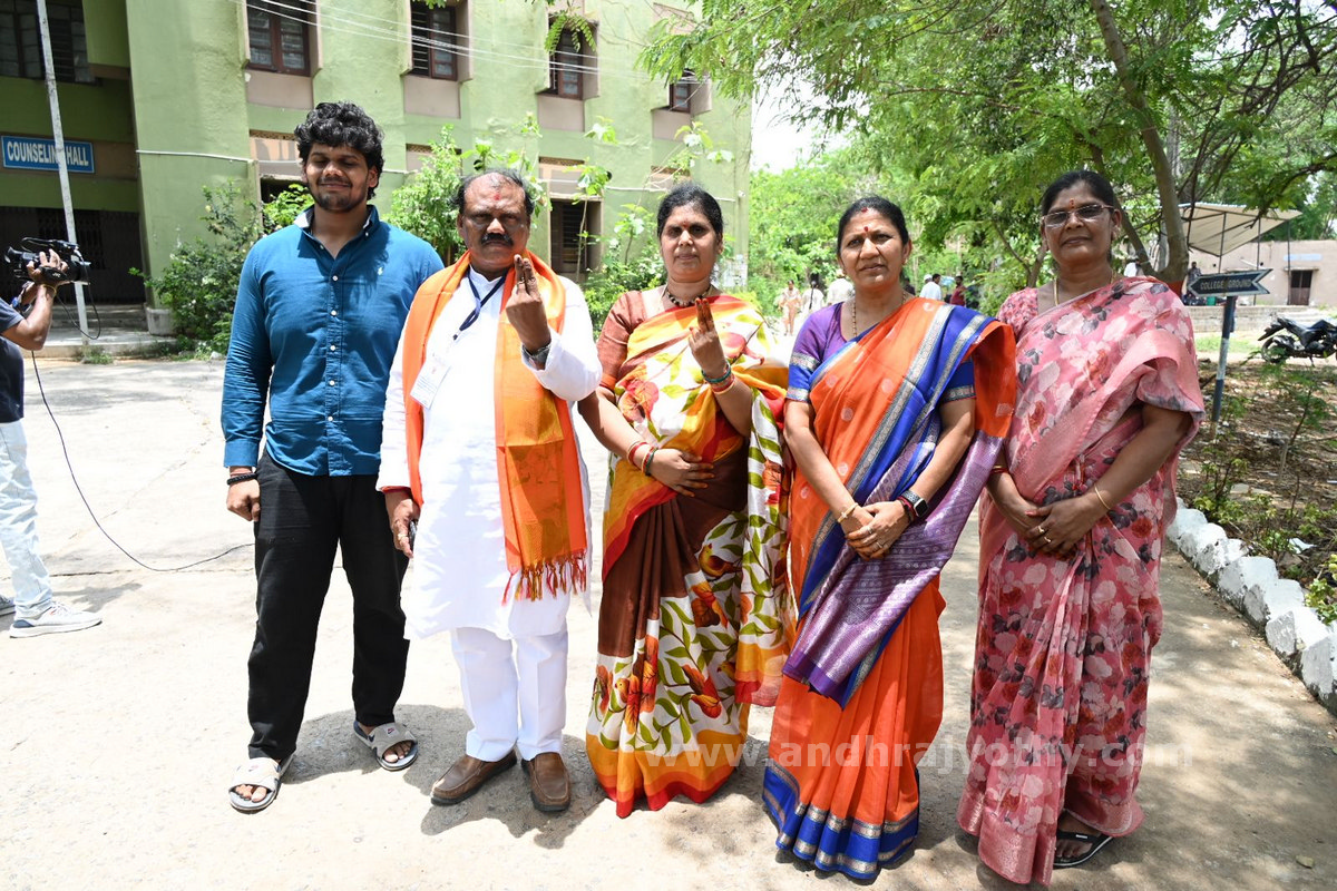 గ్రాడ్యుయేట్ల బారులు