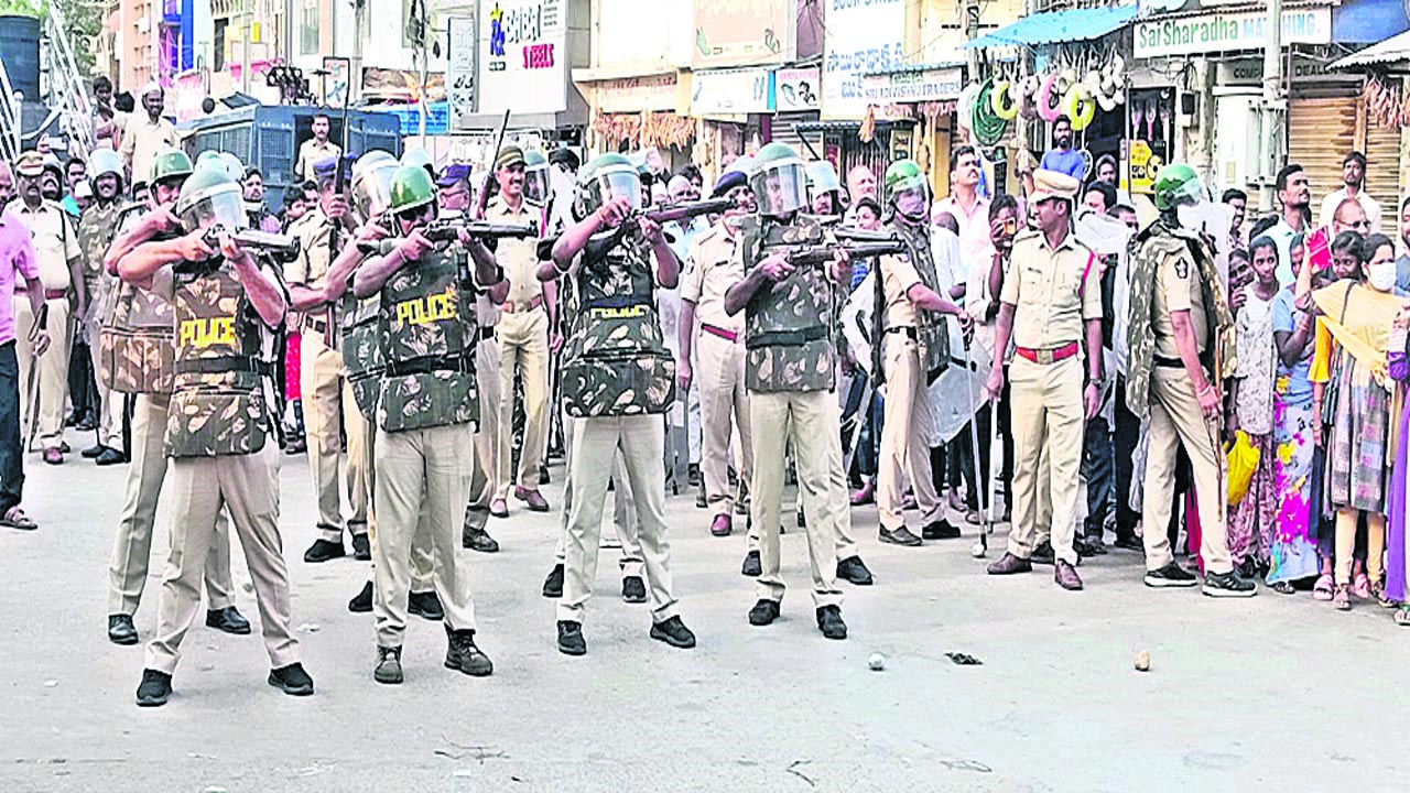 POLICE : అబ్బుర పరచిన పోలీసుల మాక్‌డ్రిల్‌