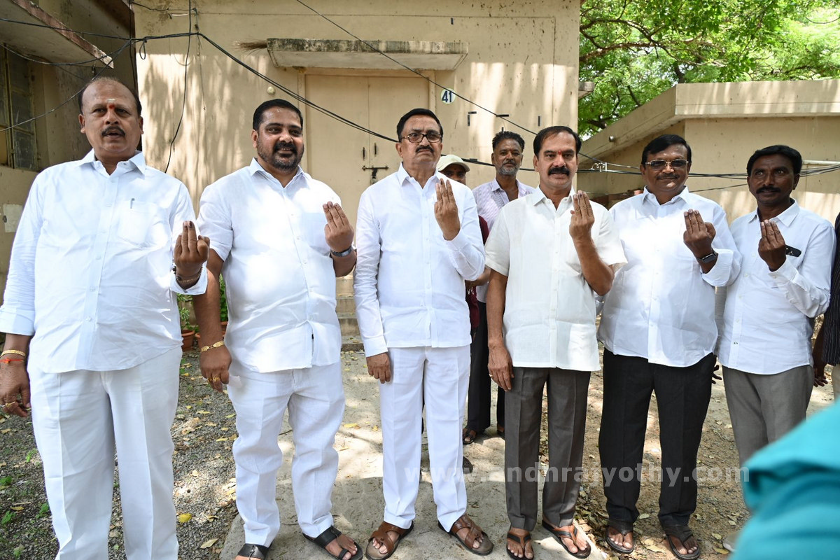 గ్రాడ్యుయేట్ల బారులు