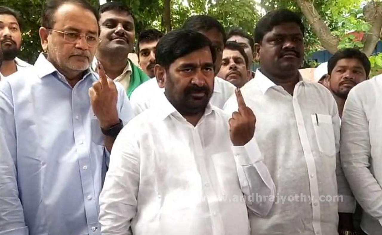 గ్రాడ్యుయేట్ల బారులు