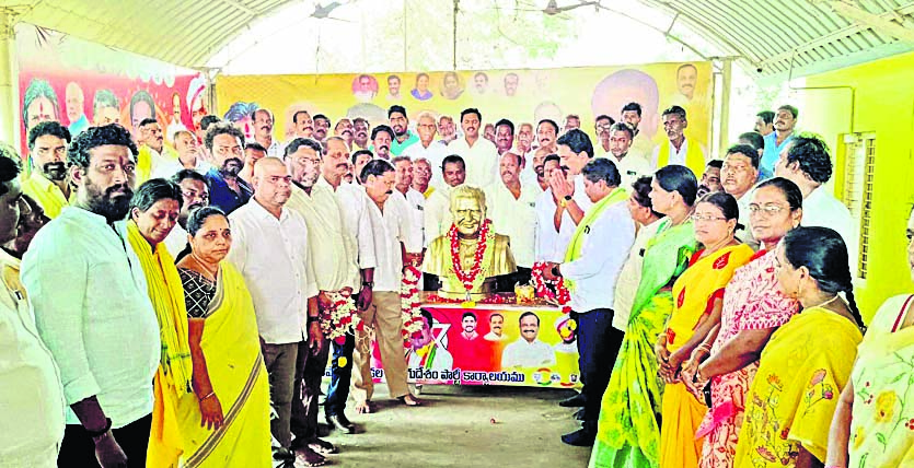  యుగపురుషుడు ఎన్టీఆర్‌ 