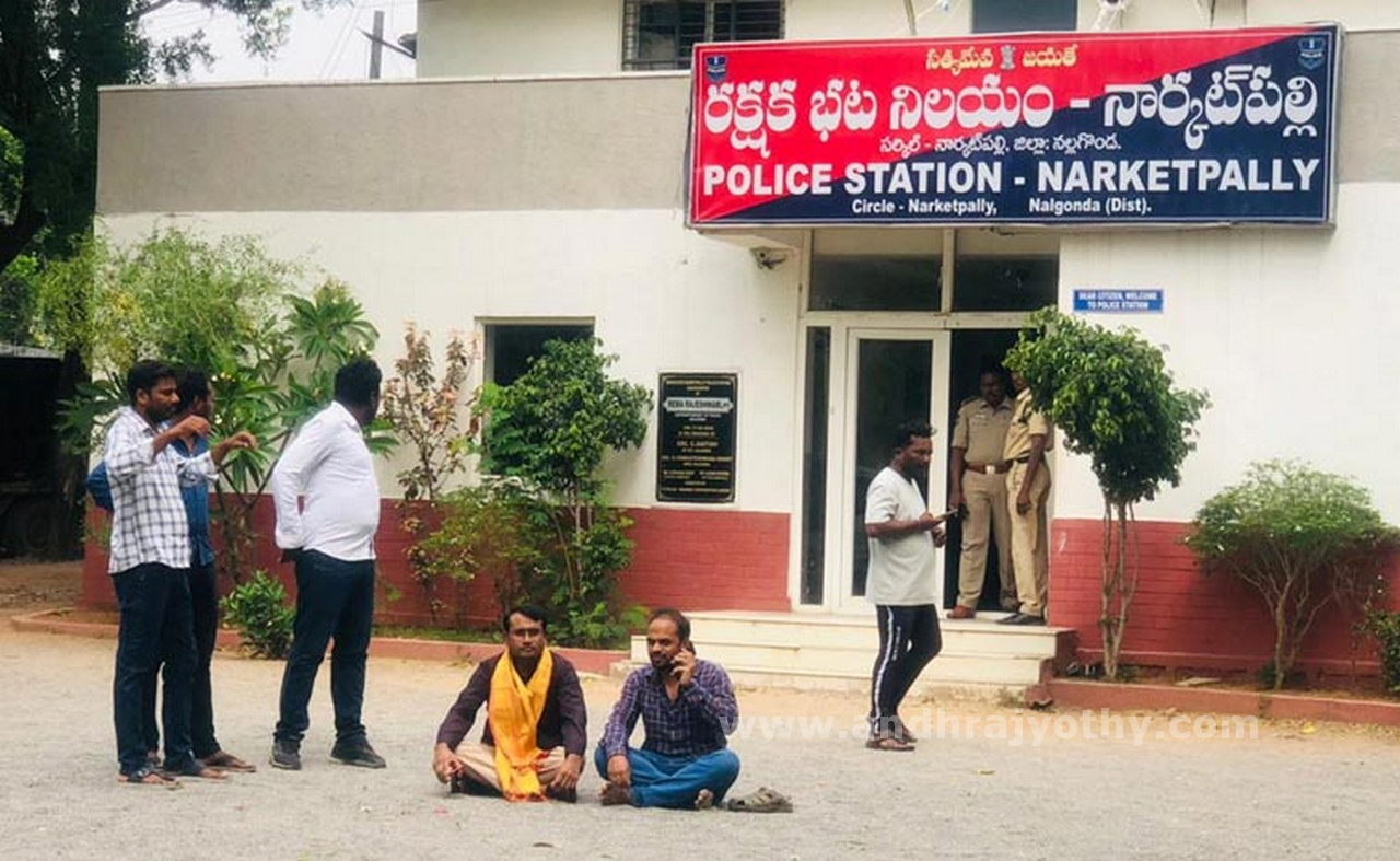 గ్రాడ్యుయేట్ల బారులు