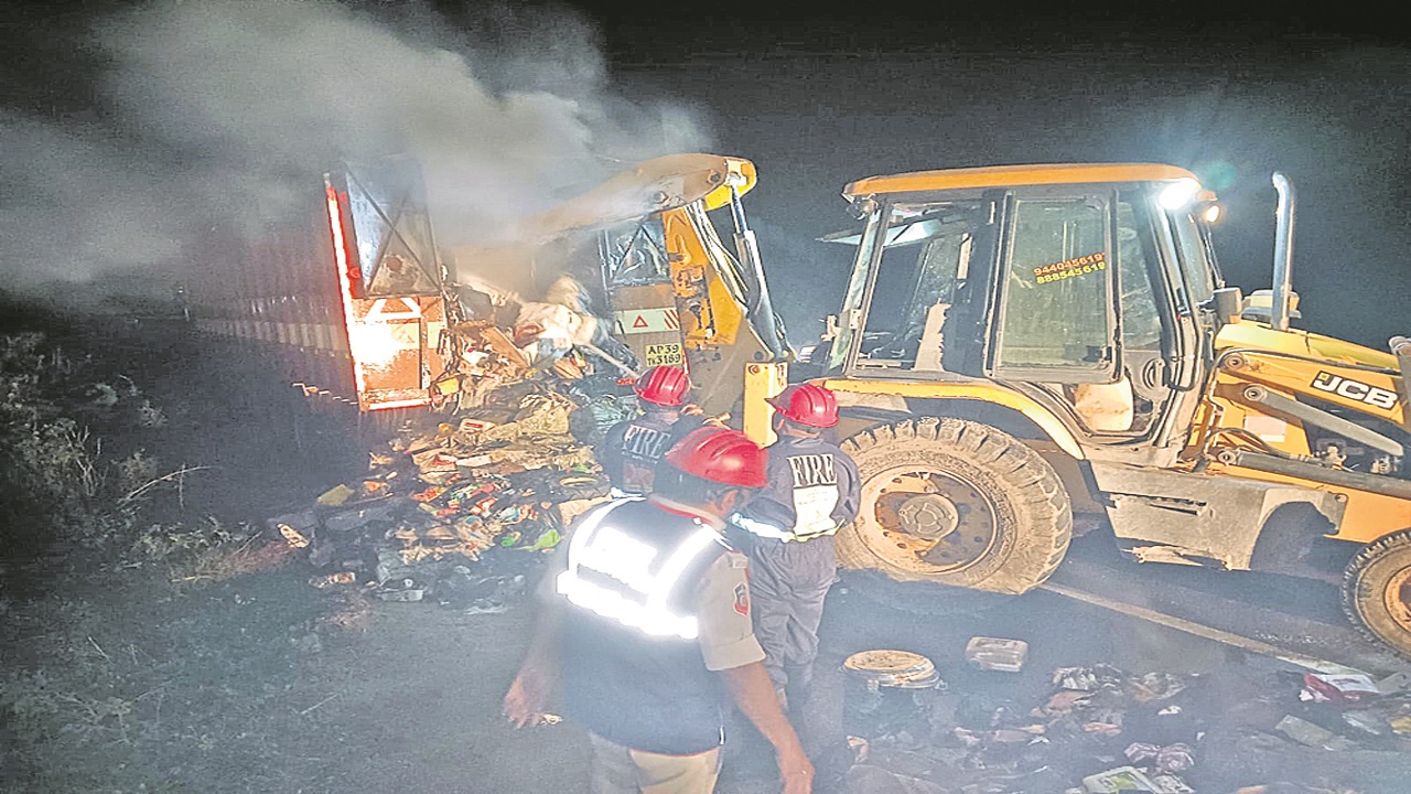 FIRE ACCIDENT: ట్రాన్సపోర్ట్‌ వాహనంలో మంటలు